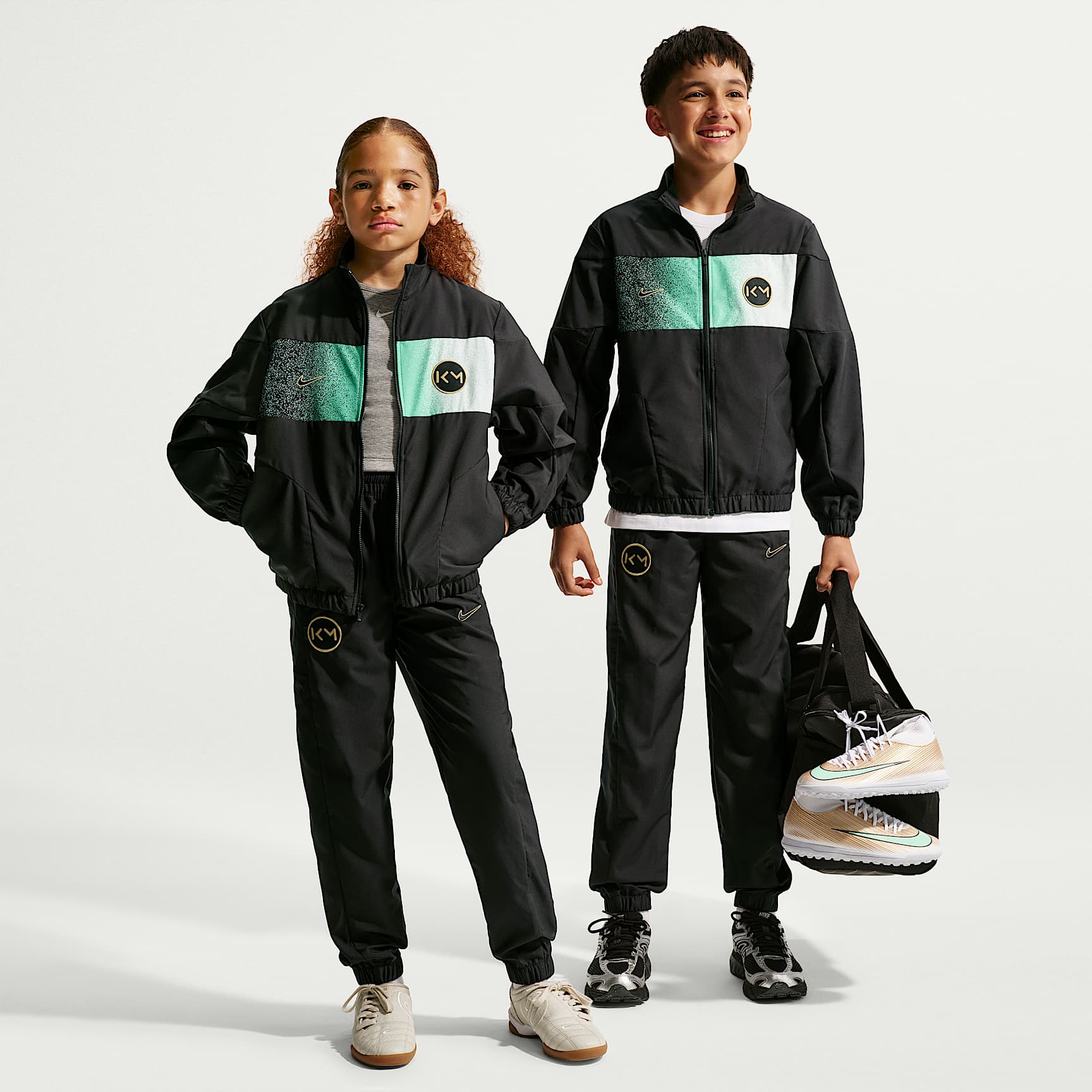 Kylian Mbappé Older Kids' Nike Football Woven Tracksuit. Nike HR
